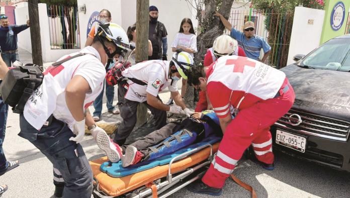 Motociclista resultó lesionado al estrellarse contra una camioneta