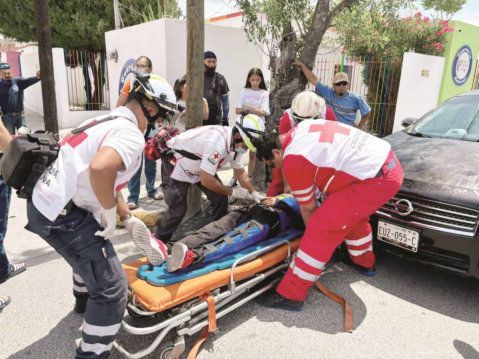 Motociclista resultó lesionado al estrellarse contra una camioneta