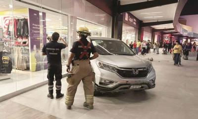 Terror en el Mall,Adolescente choca aparador en el Paseo Monclova