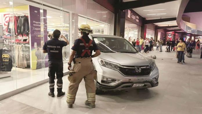 Terror en el Mall,Adolescente choca aparador en el Paseo Monclova