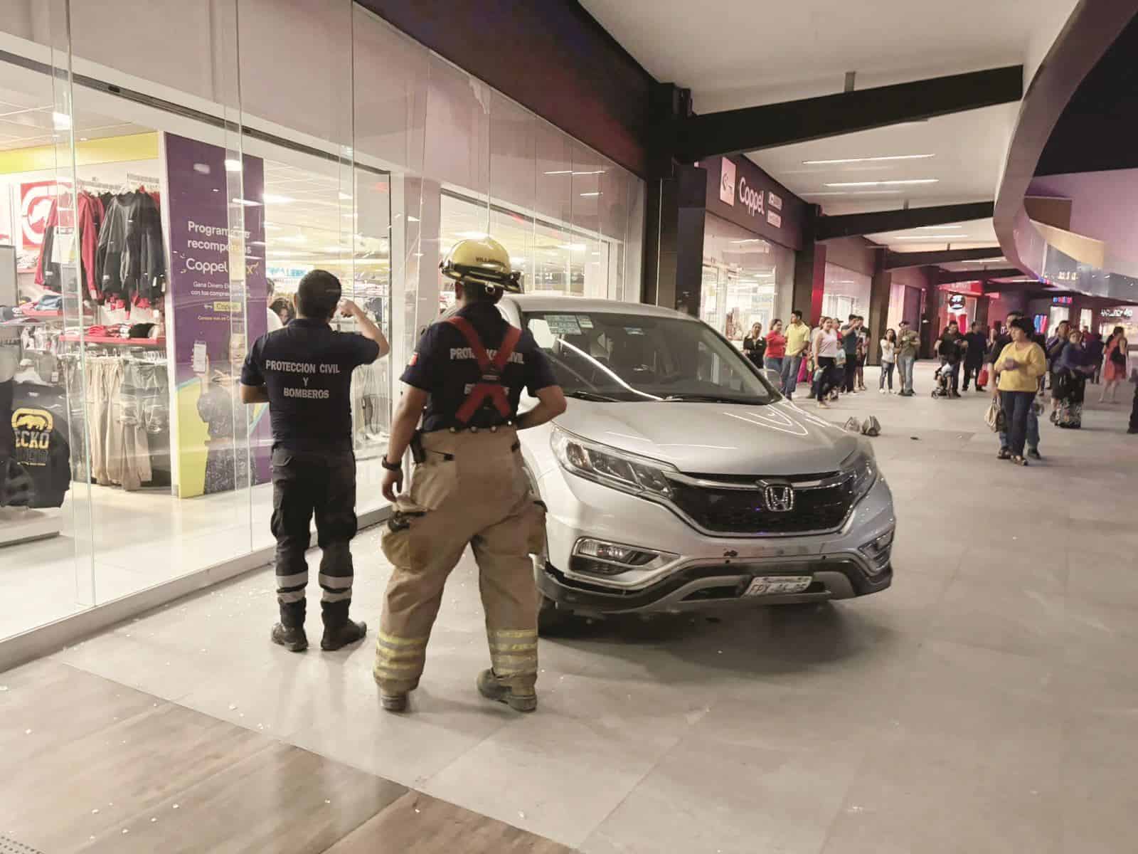 Terror en el Mall,Adolescente choca aparador en el Paseo Monclova