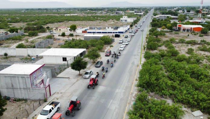 Respaldan a Hugo con caravana de autos