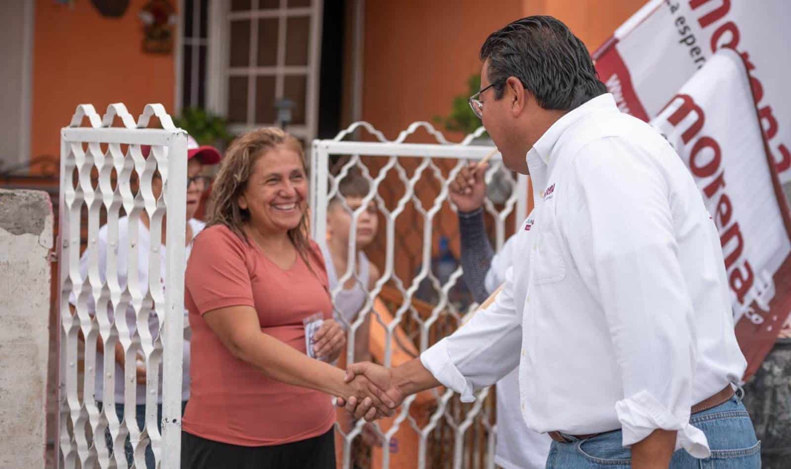 El candidato de MORENA a la alcaldía de Frontera recorrió este lunes las calles de la colonia Occidental.