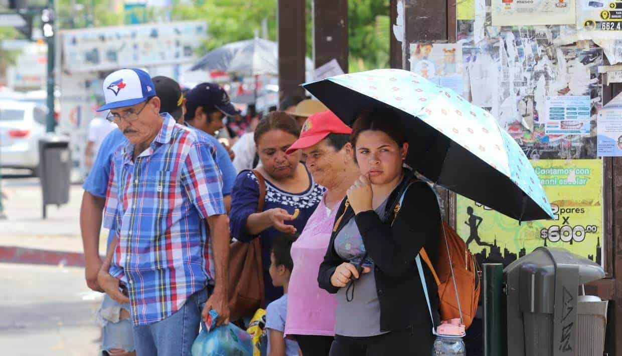 Fotografía de personas cuidándose del calor.