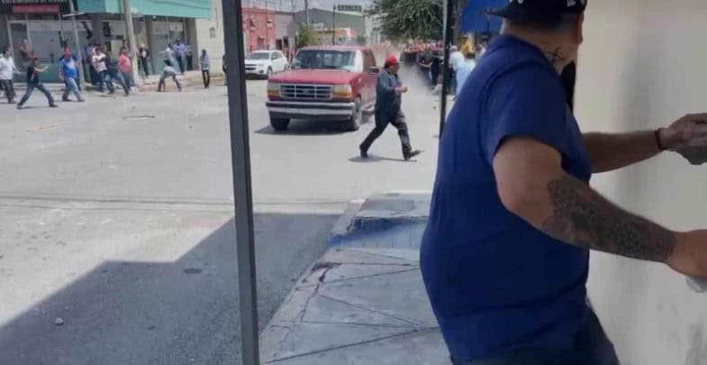 El conductor del razzer era el mismo que conducía la camioneta Ford F100 cabina y media roja hace un año y que intentó atropellar a los obreros de AHMSA.