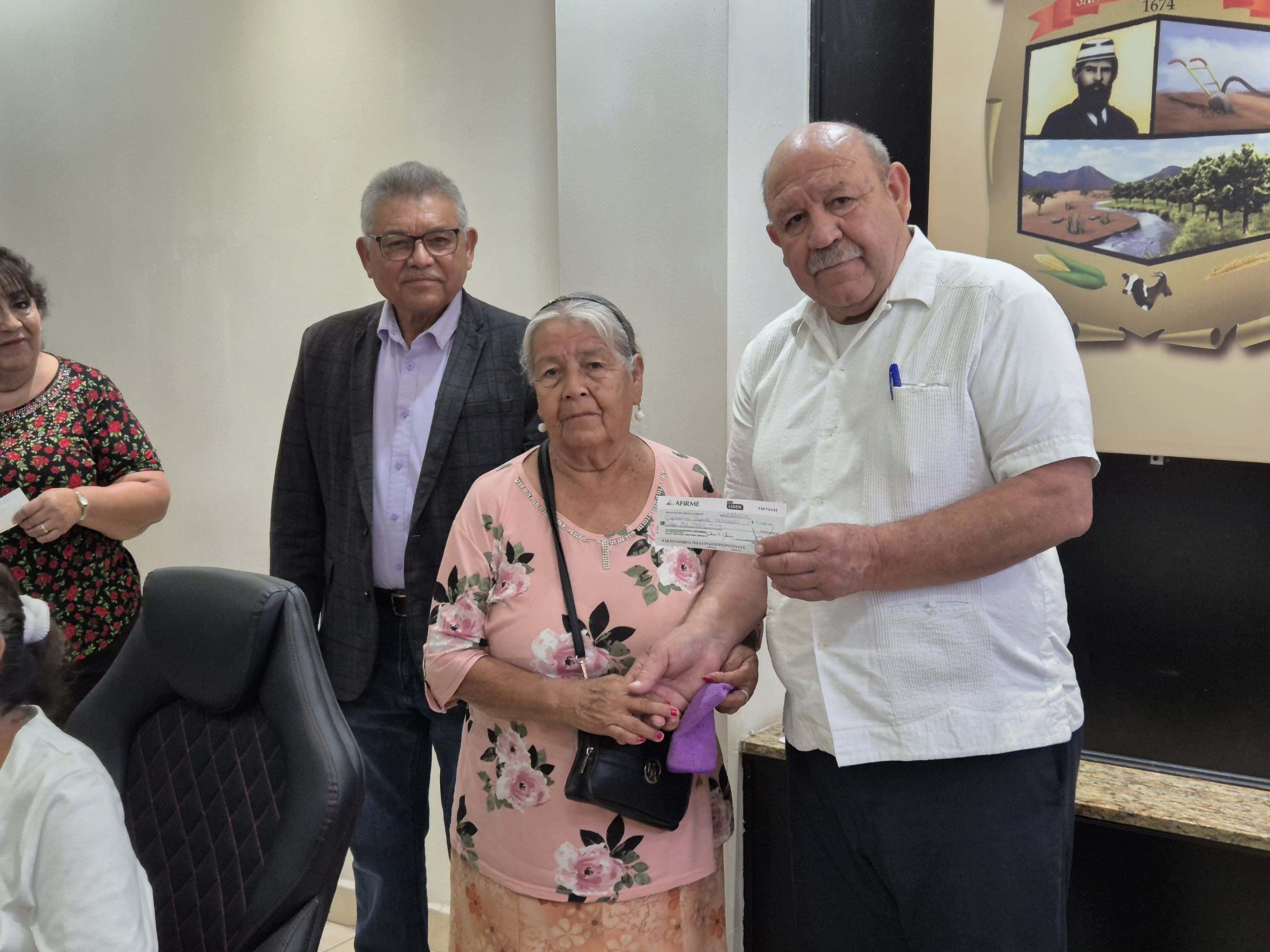 Autoridades hacen entrega de los premios de sorteo “Contribuyente Cumplido”
