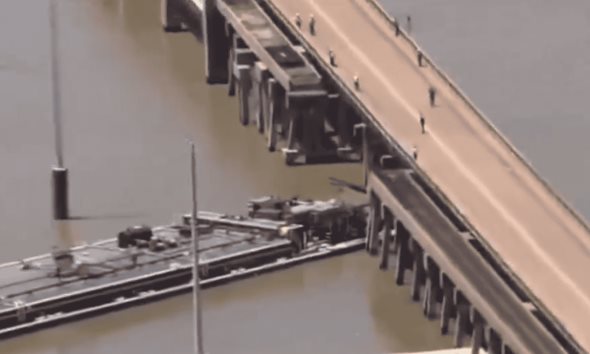 Barcaza se impacta contra puente en Galveston