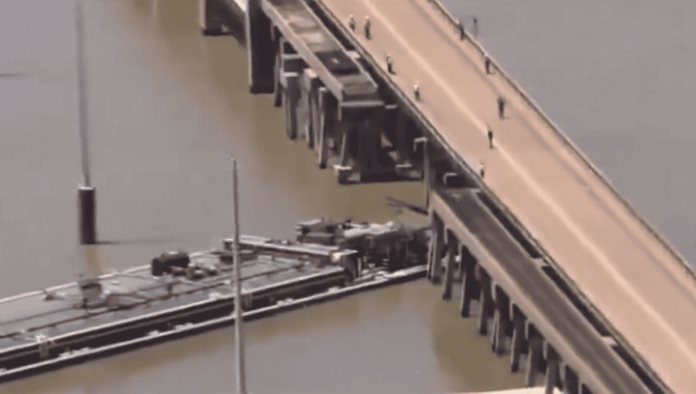Barcaza se impacta contra puente en Galveston