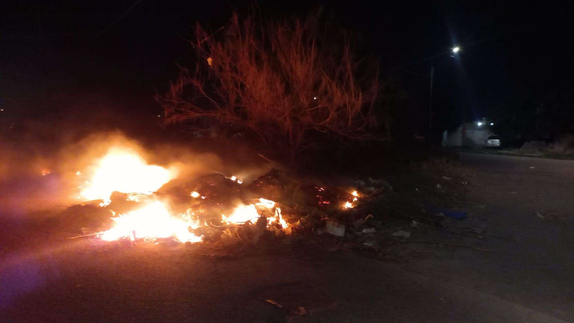 Arde basurero en calles de Colinas