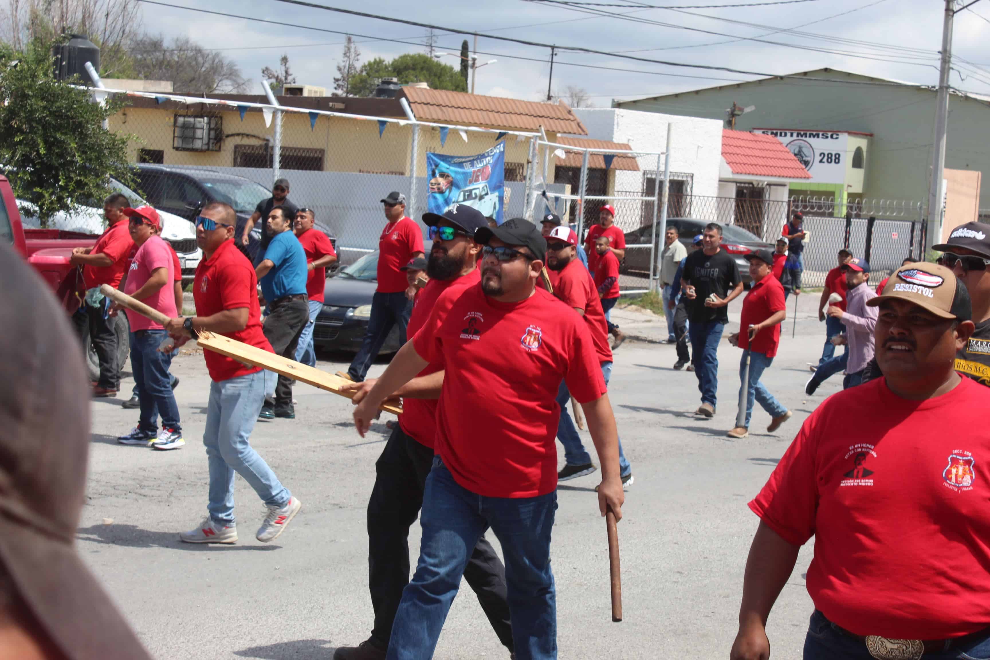 Se cumple un año de enfrentamiento entre obreros de Altos Hornos de México.