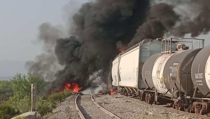 Choque de trailer con tren provoca fuga de gas propano