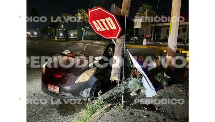 Se embarra en poste y lesiona acompañantes