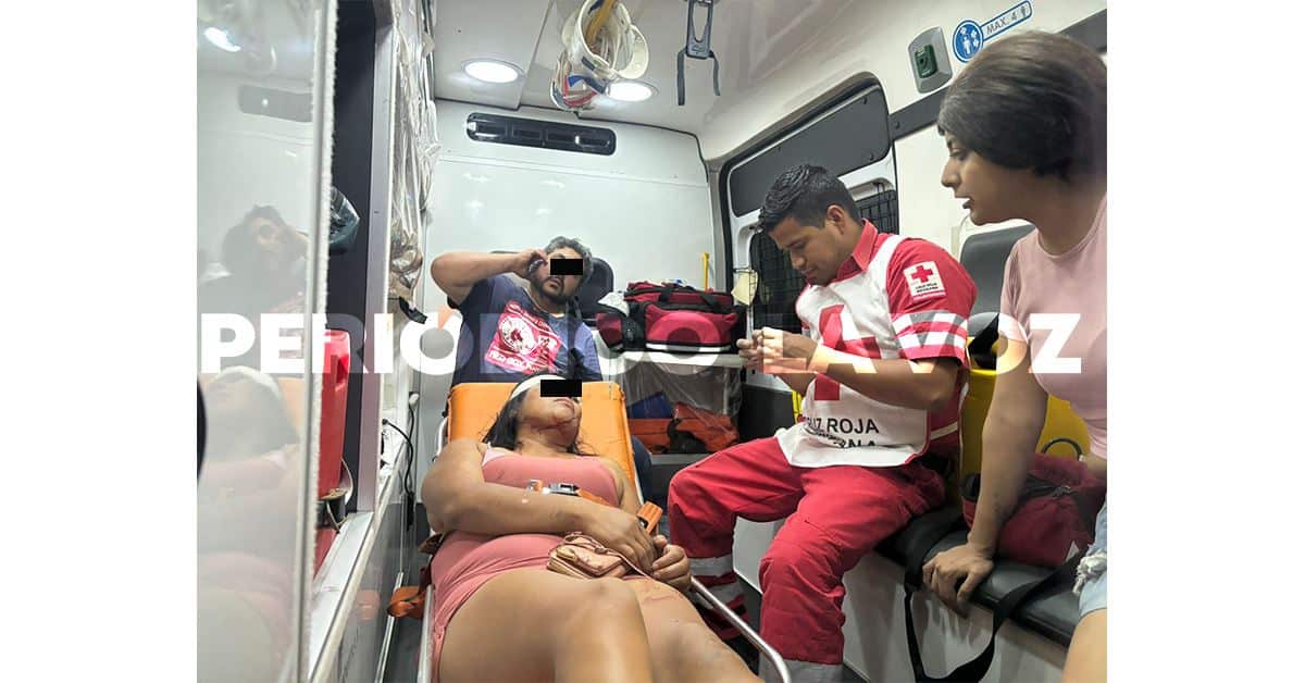 Se embarra en poste y lesiona acompañantes