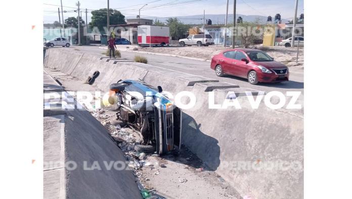 Vuelca camioneta dentro del arroyo