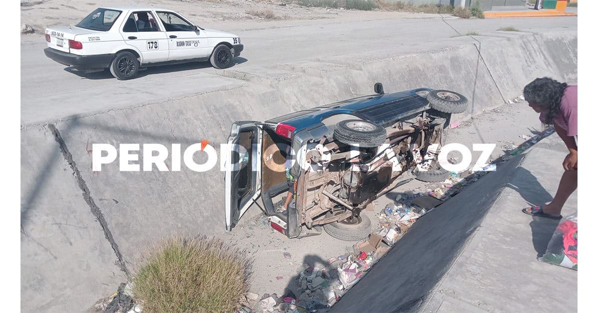 Vuelca camioneta dentro del arroyo