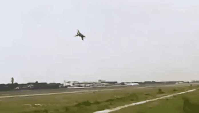 Avión intenta maniobra de Top Gun y se impacta contra el suelo