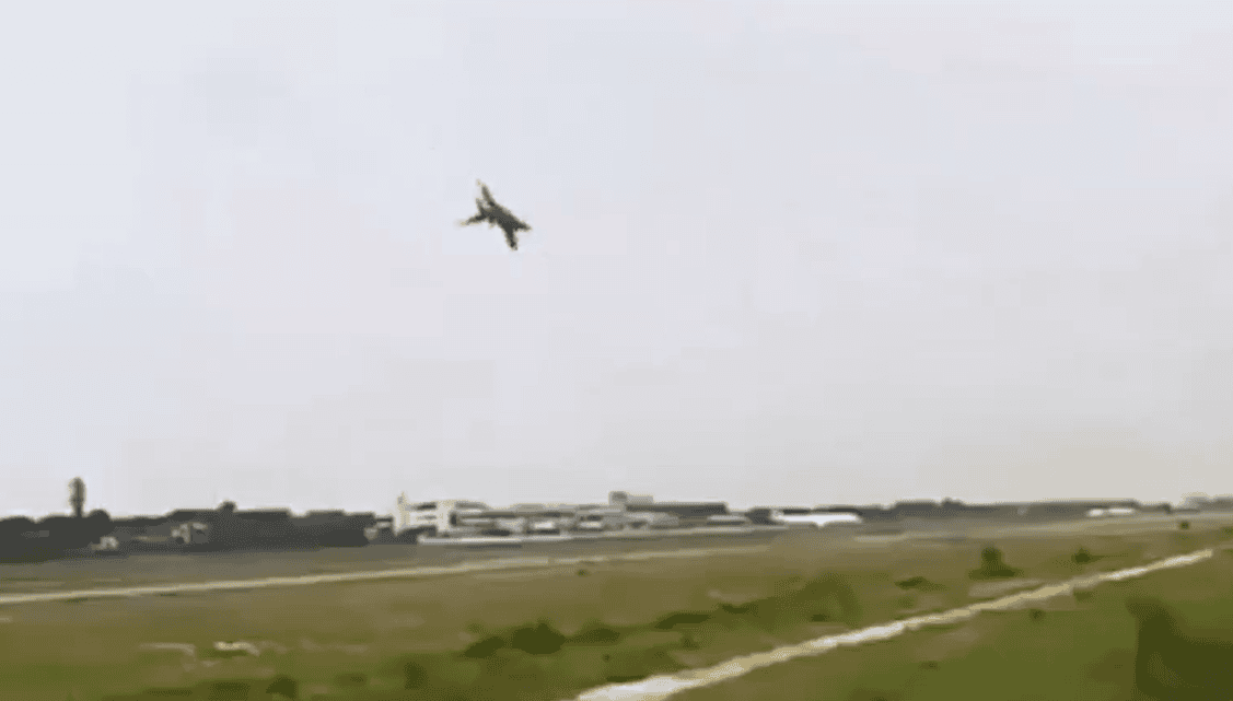 Avión intenta maniobra de Top Gun y se impacta contra el suelo