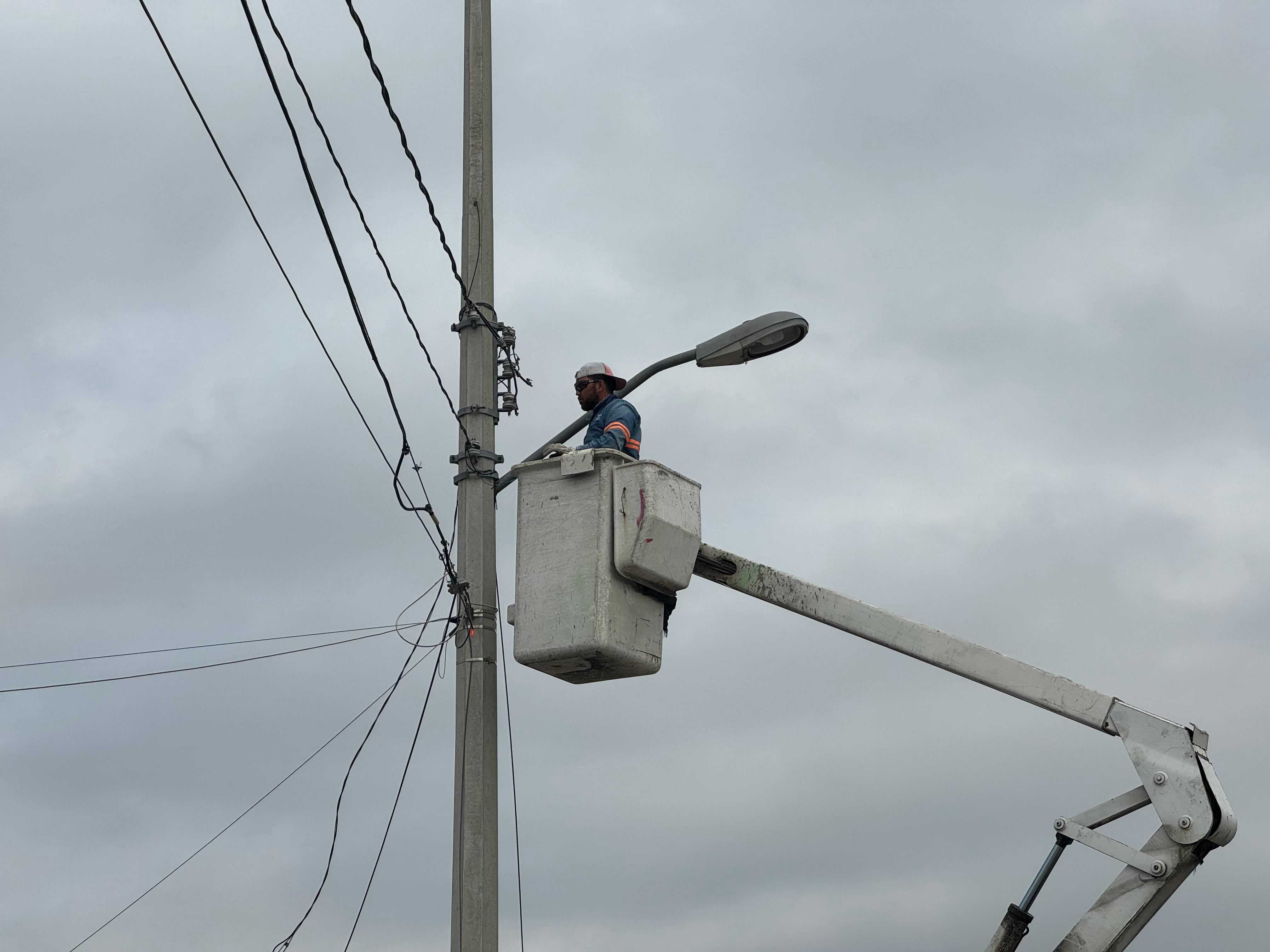 La Avenida Occidental está siendo iluminada; al momento se han colocado 28 arbotantes con 56 lámparas.