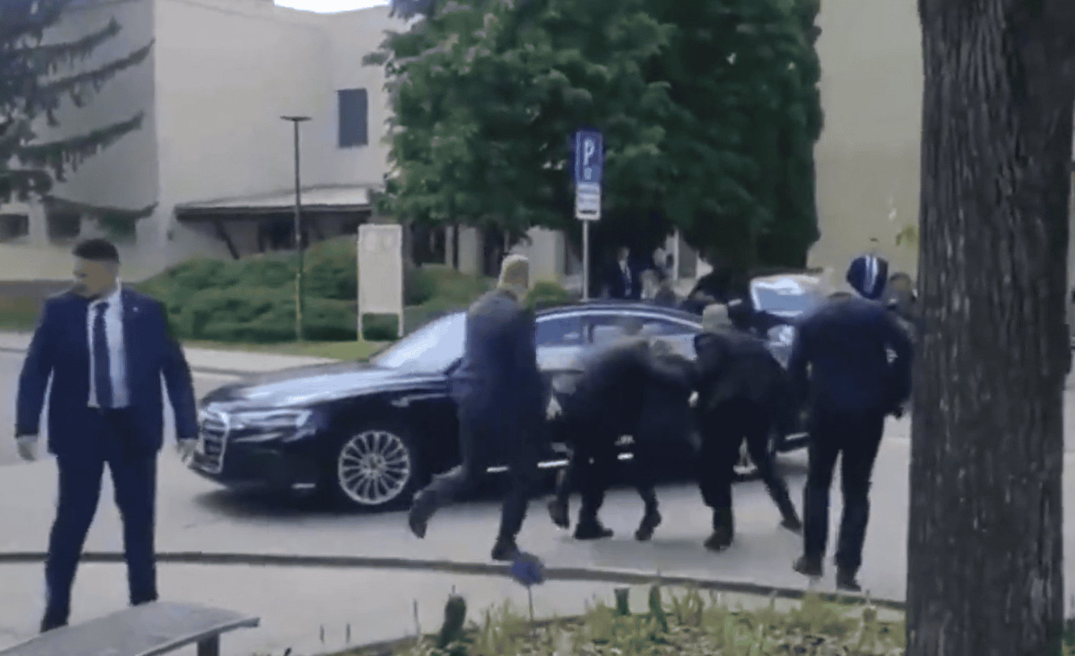Sigue Primer Ministro de Eslovaquia en estado grave tras ser atacado