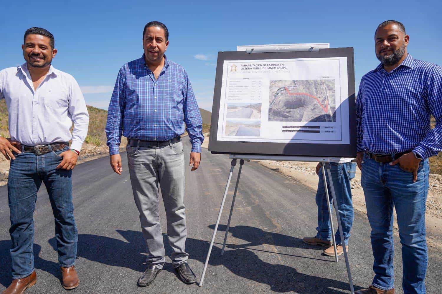 El alcalde Chema Morales Padilla supervisó los trabajos para la rehabilitación del camino que conduce al ejido Zertuche.
