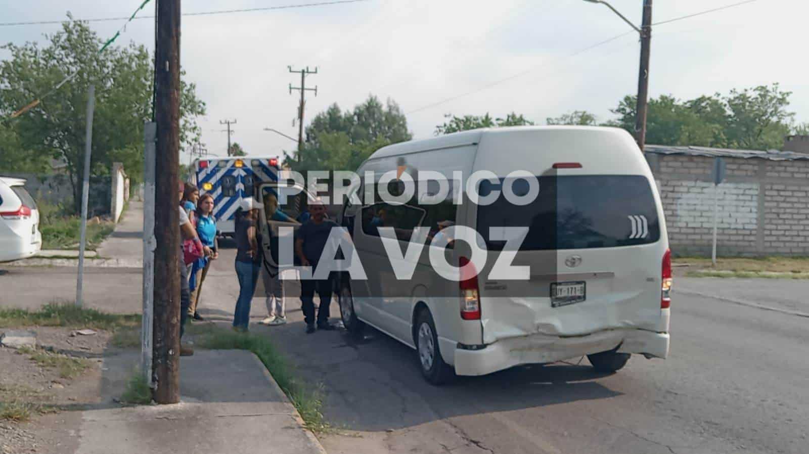 Impactan Minivan con estudiantes en San Juan de Sabinas