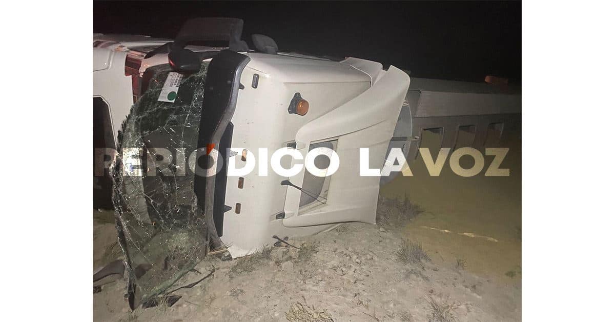 Vuelca trailero a orillas de la 30