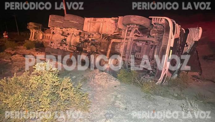 Vuelca trailero a orillas de la 30