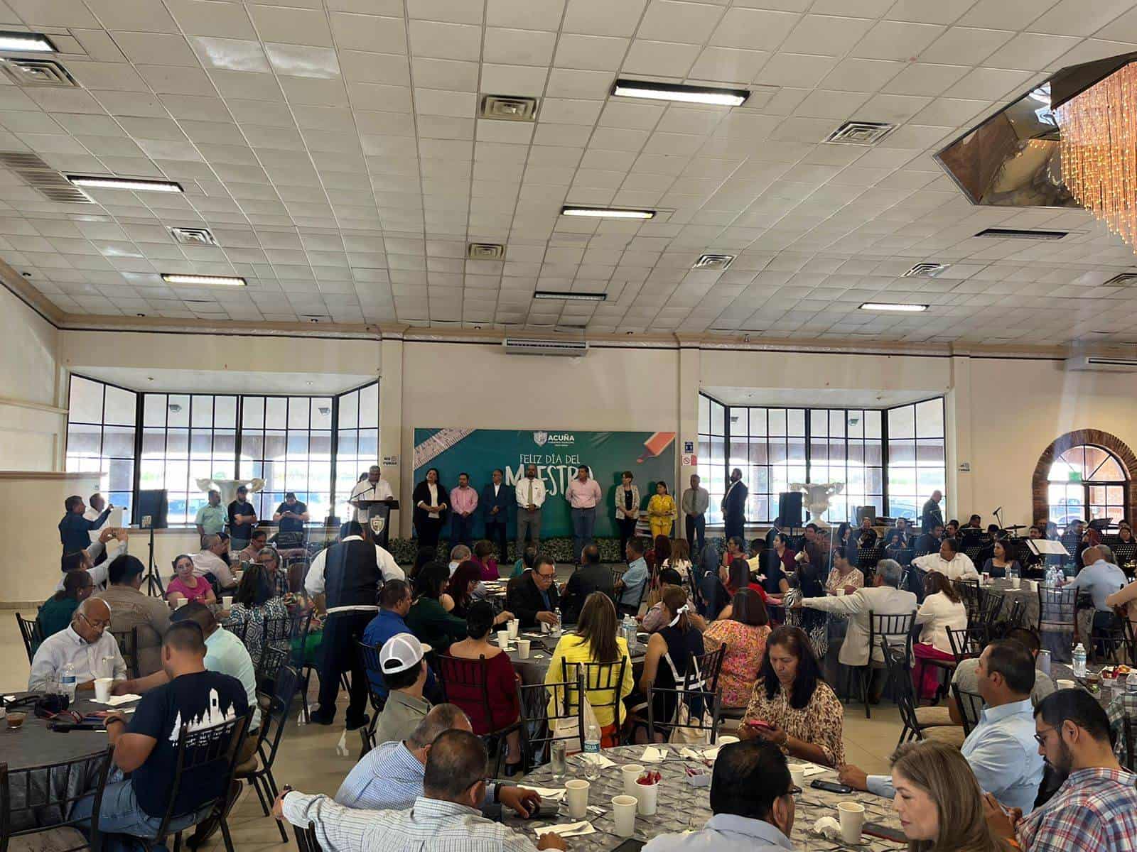 Maestros de Oro: Reconocimiento a la Excelencia Docente en Ciudad Acuña
