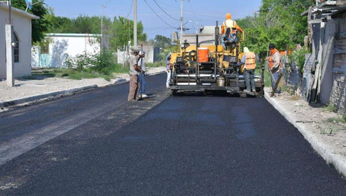 Pavimentan calles en el Encino de Nava