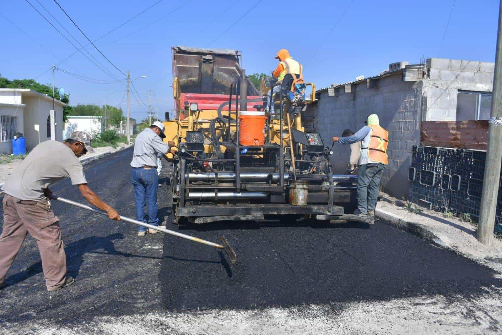 Pavimentan calles en el Encino de Nava