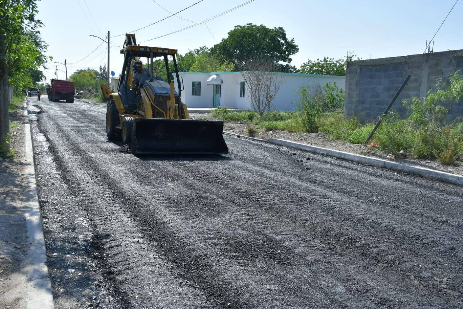 Pavimentan calles en el Encino de Nava