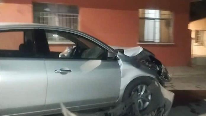 Se pasa alto y choca automóvil Nissan