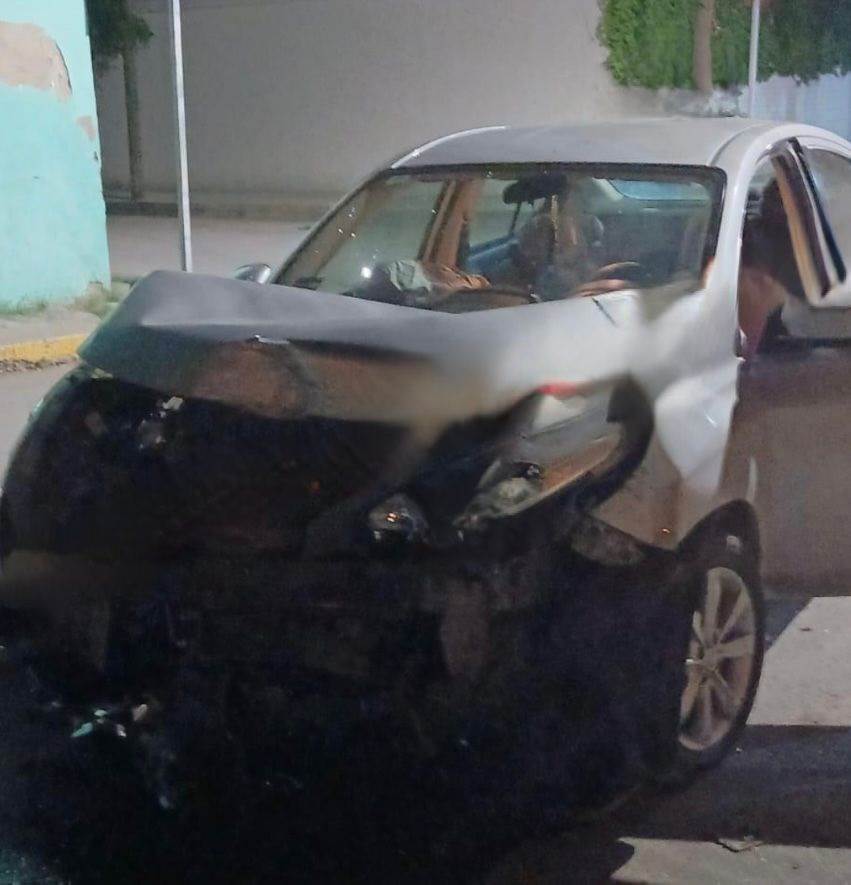 Se pasa alto y choca automóvil Nissan