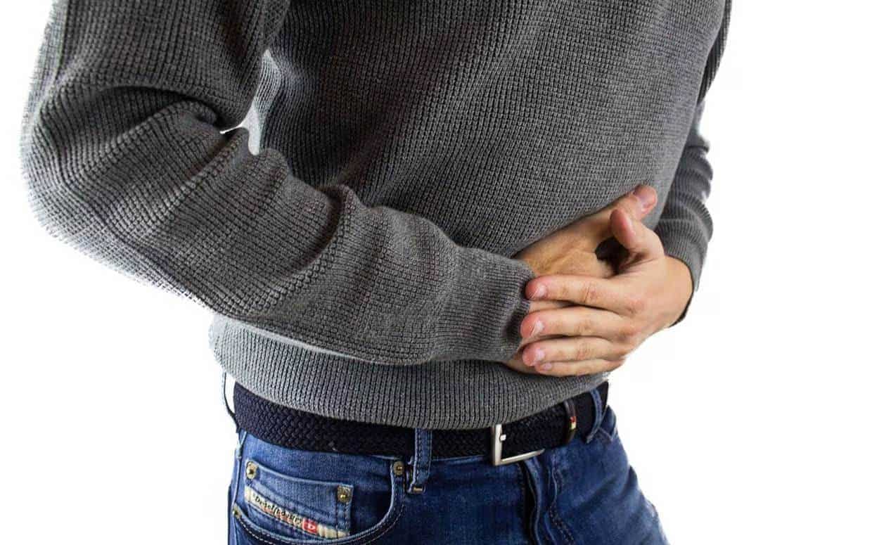 El parásito se transmite por contacto con heces infectadas, que pueden contaminar agua potable, lagos y piscinas (Wiki)