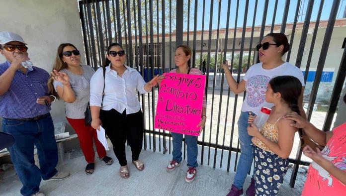 Exigen destitución de la directora de la primaria Venustiano Carranza