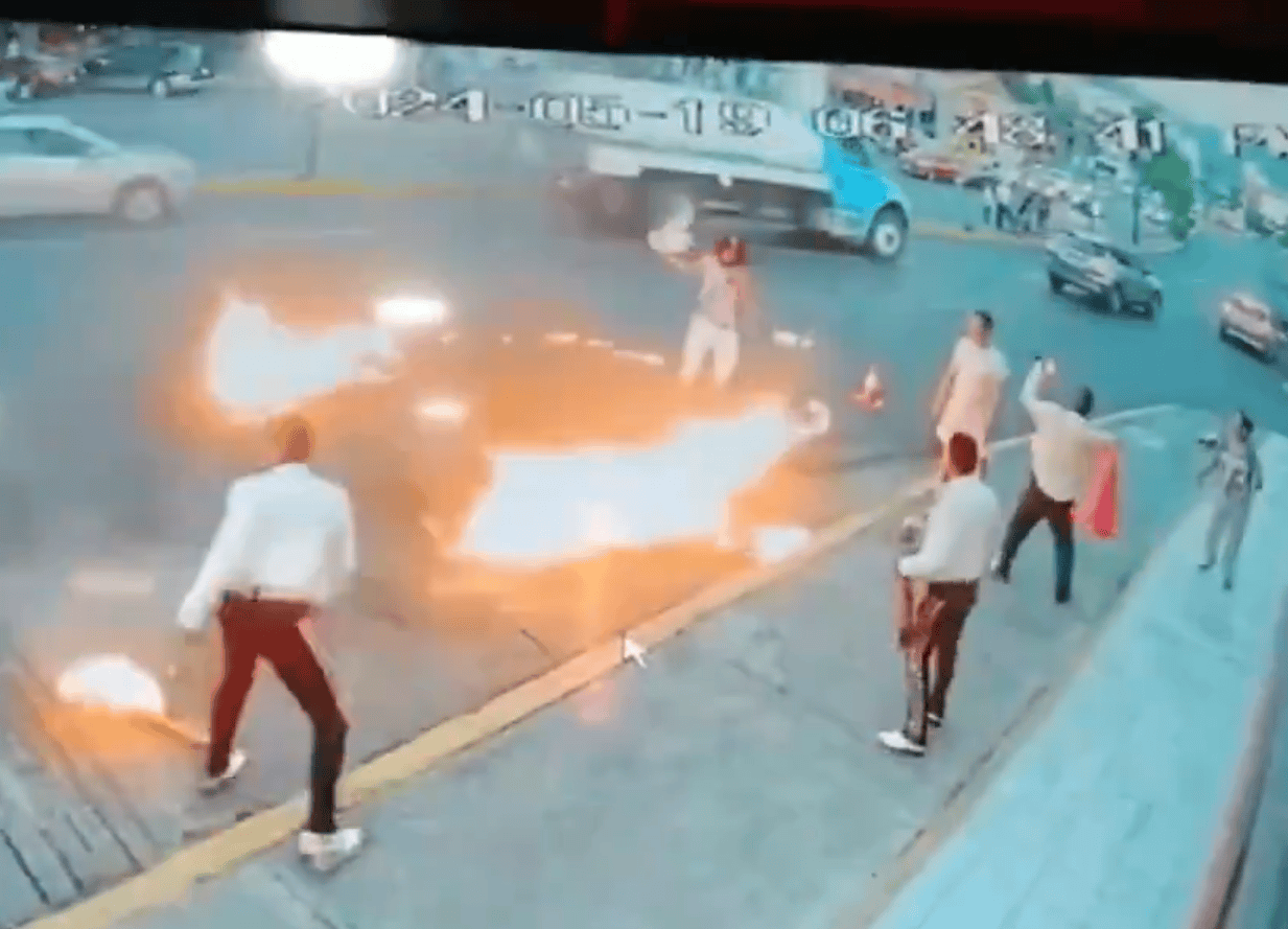Traga-fuegos se defiende con lumbre contra grupo de mariachis en Morelia