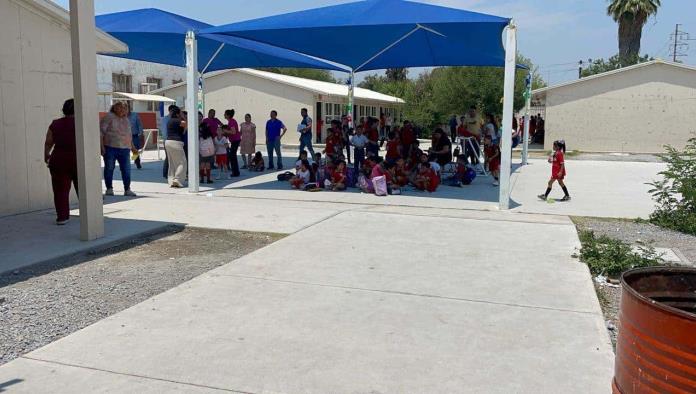 Se desmaya por calor alumna y maestra de primaria Cuauhtémoc
