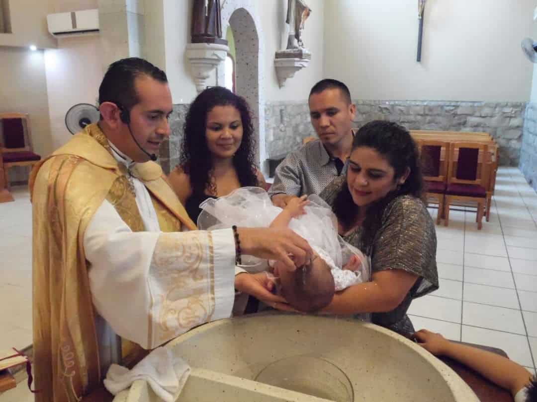 Función de los Padrinos al Bautizar