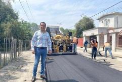 Supervisa Pepe Díaz obras de recarpeteo sobre la calle Juan Álvarez