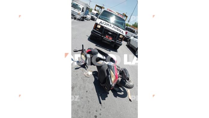 Derriba auto fantasma a par de motociclistas