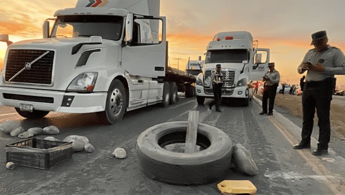 Bloquean obreros la carretera 57