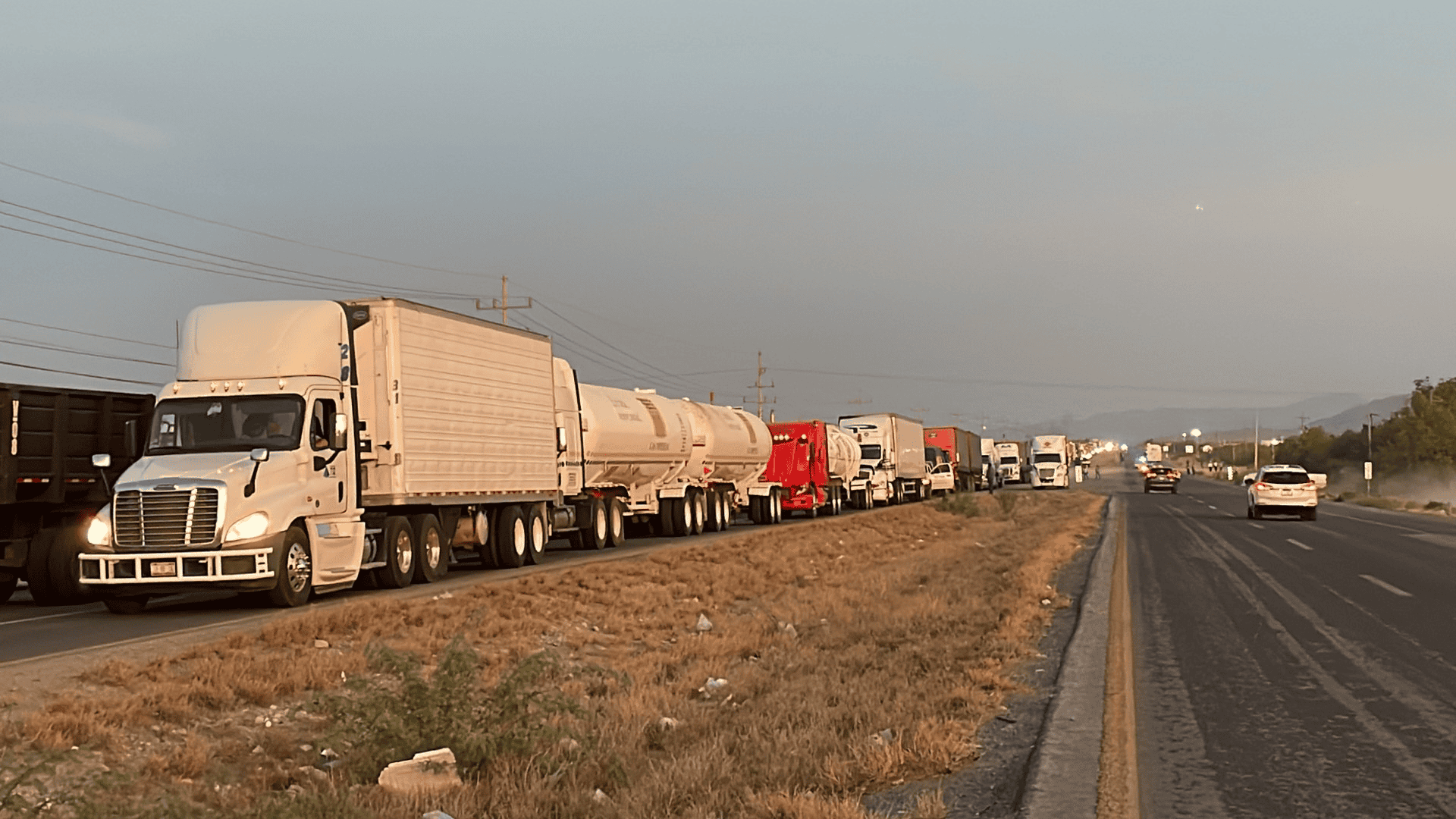 Bloquean obreros la carretera 57