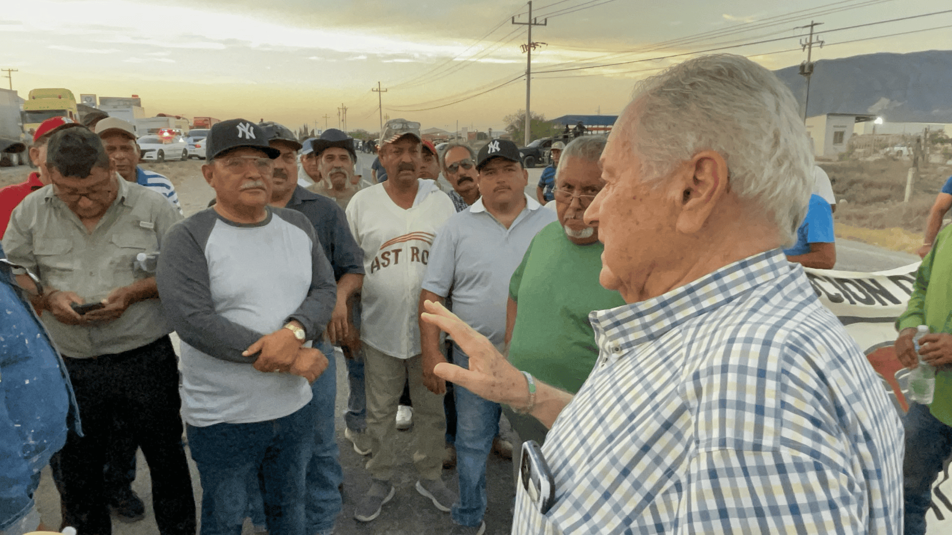 Bloquean obreros la carretera 57