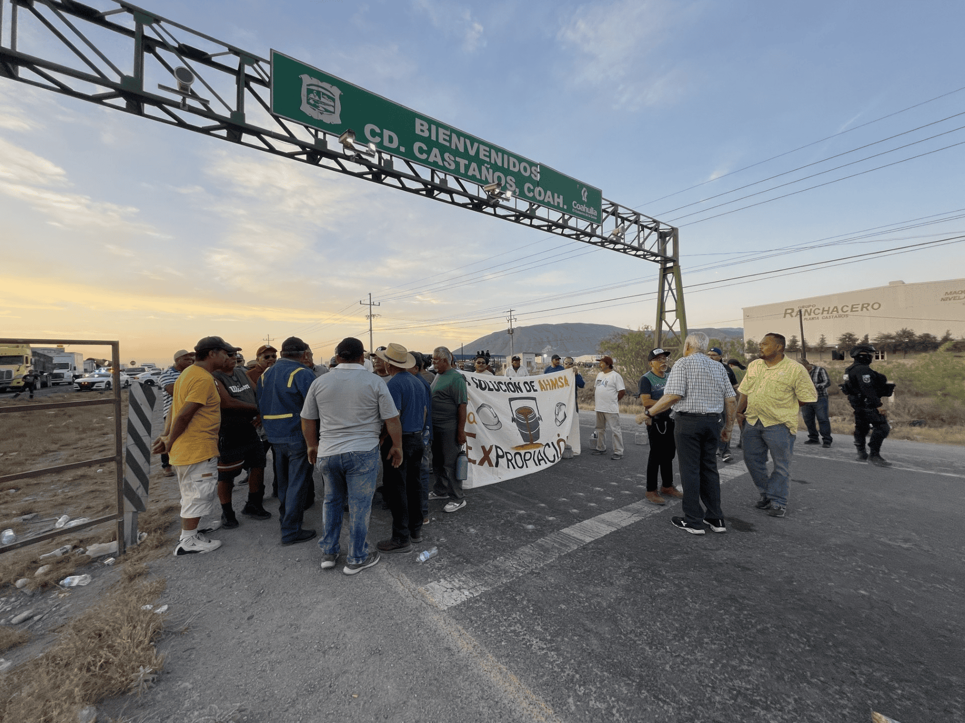Bloquean obreros la carretera 57