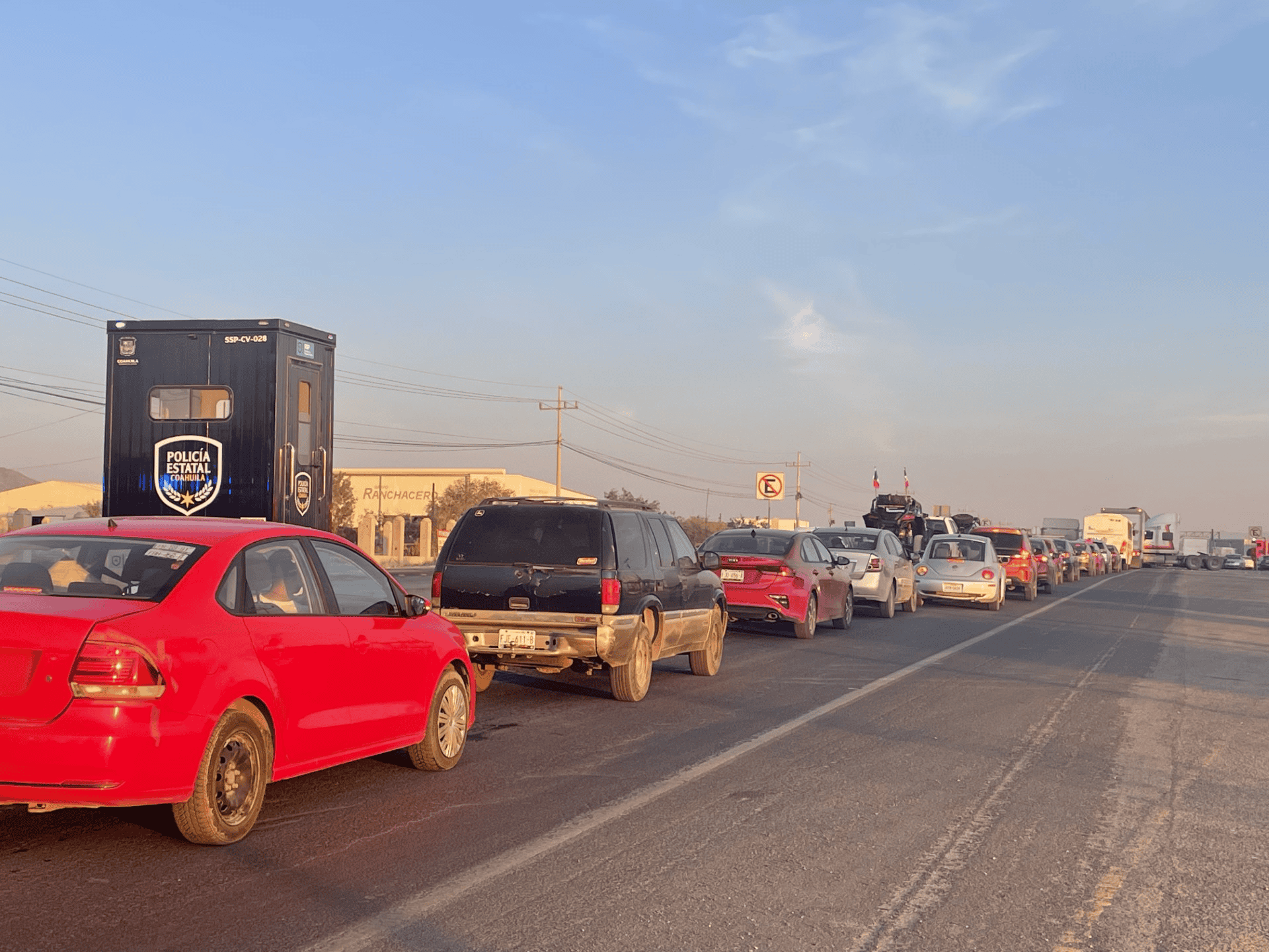 Bloquean obreros la carretera 57