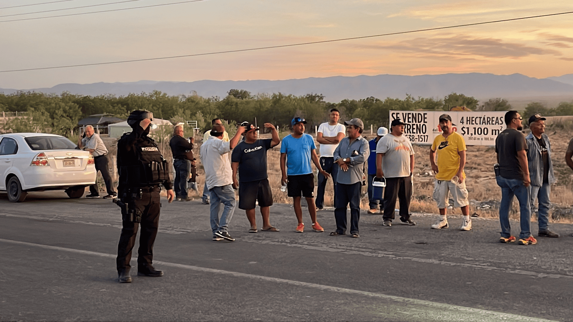 Bloquean obreros la carretera 57