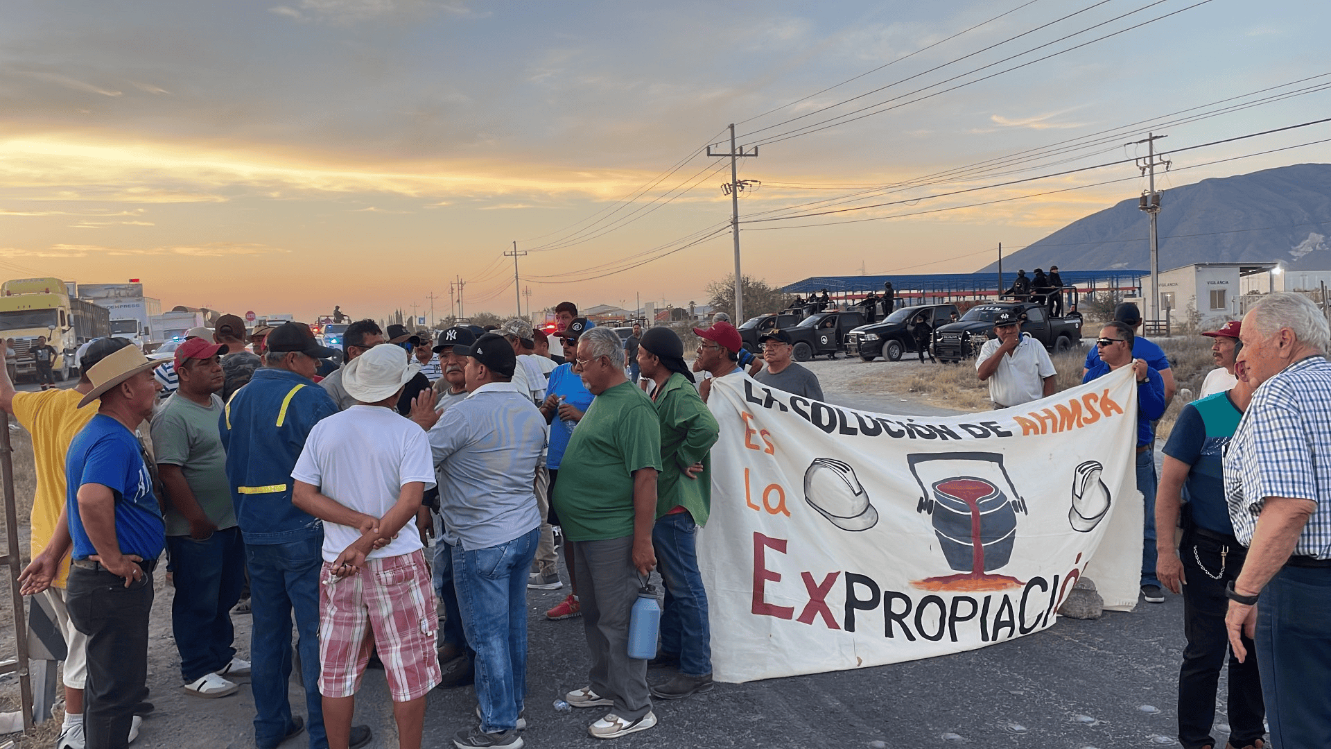 Bloquean obreros la carretera 57
