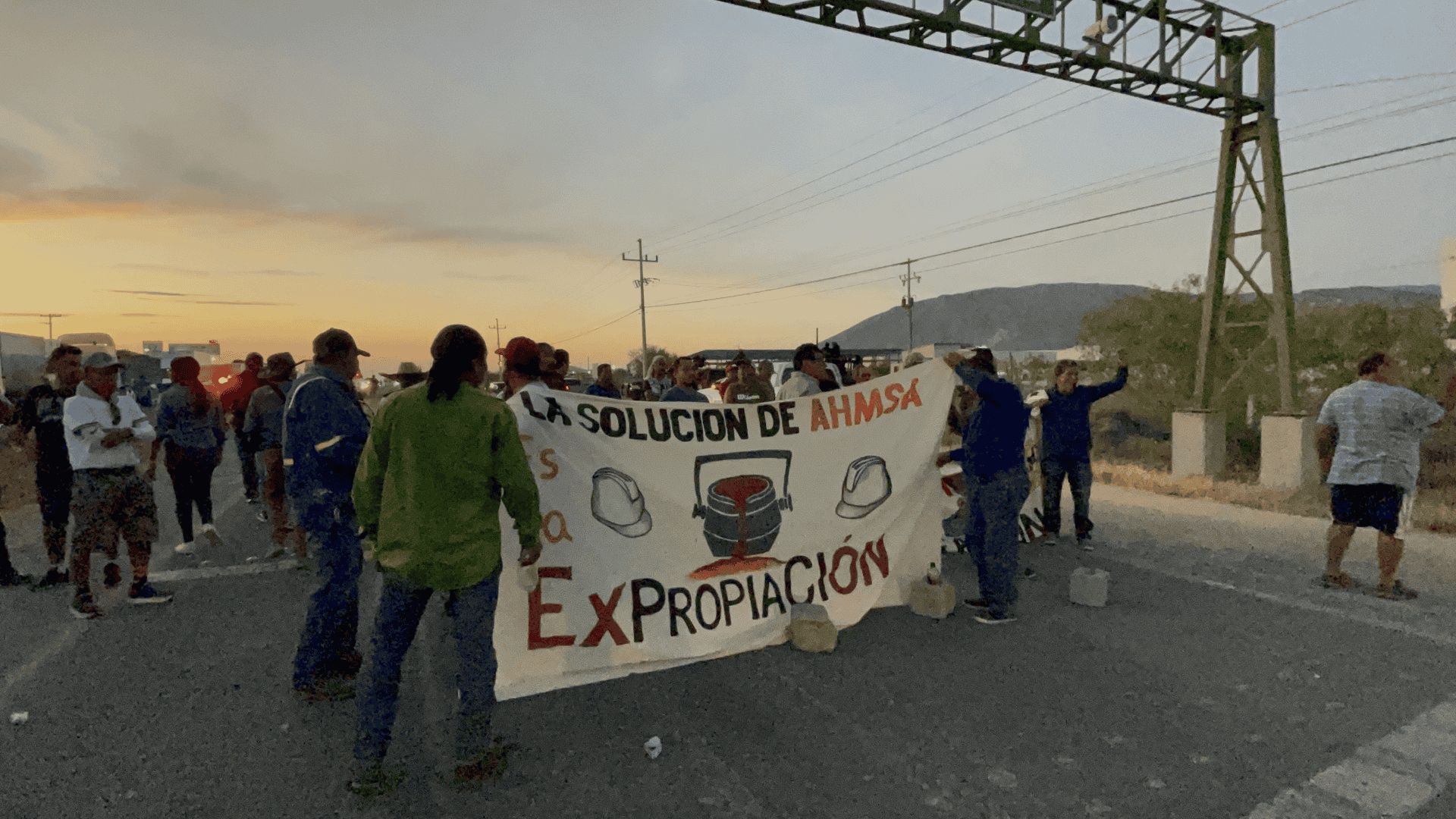 Bloquean obreros la carretera 57