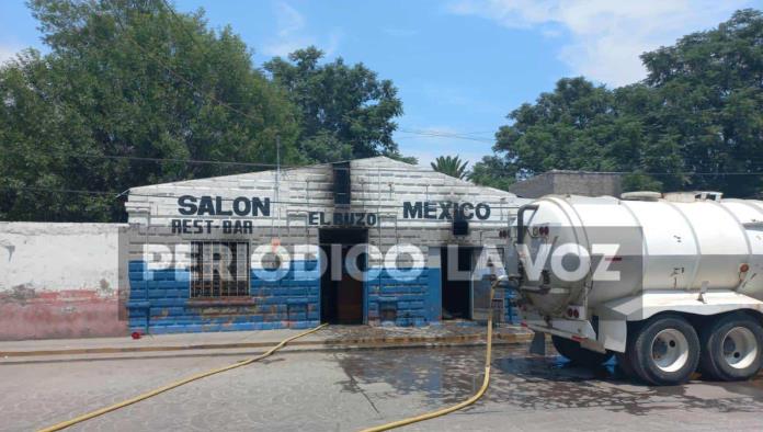 Fuego consume restauran El Buzo