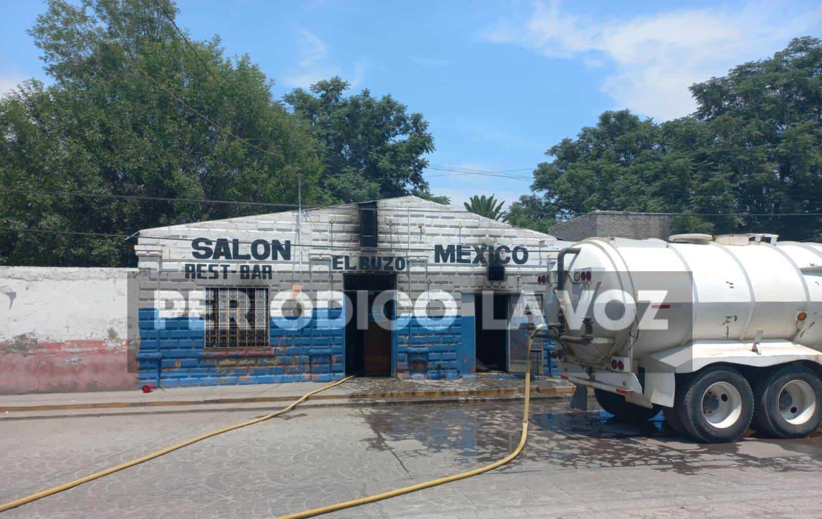 Fuego consume restauran El Buzo